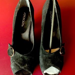 NWOT Aerosoles 2” heel Suede / Leather shoe with silver color buckle.